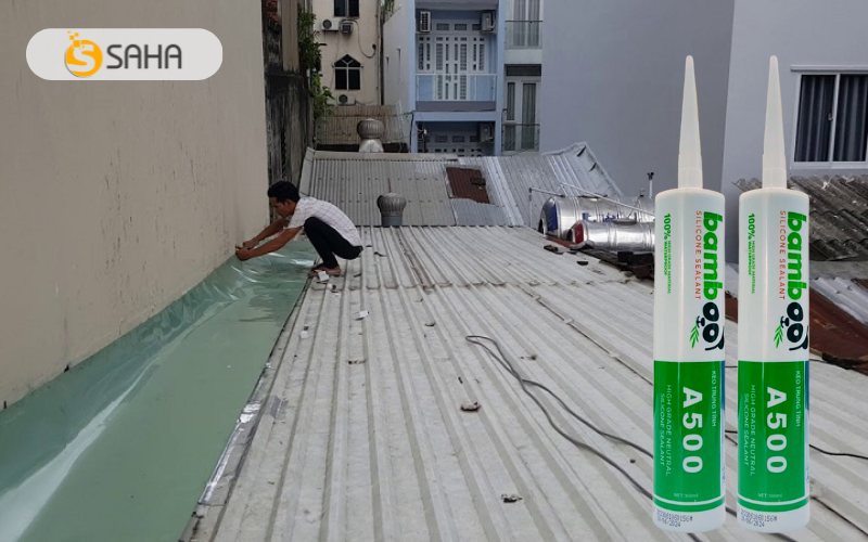 Keo Bamboo A500 Trám kín khe tiếp giáp giữa mái tôn và tường Keo Bamboo A500 Trám kín khe tiếp giáp giữa mái tôn và tường