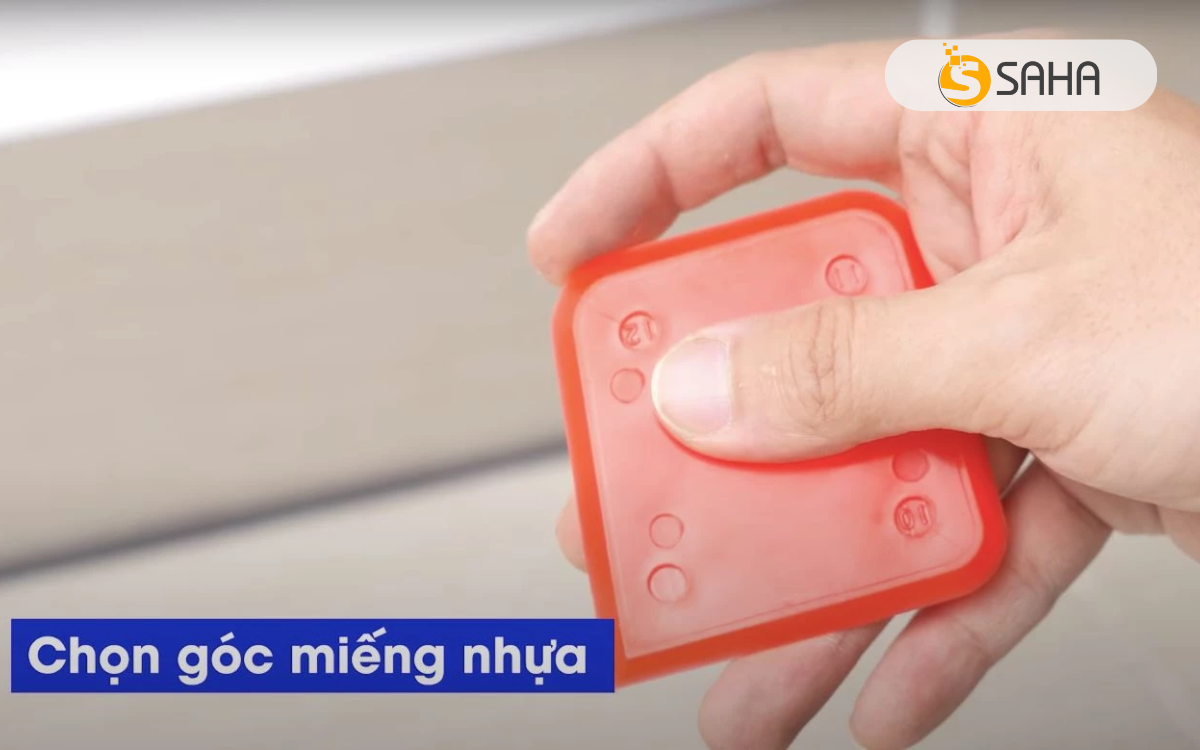Dùng miếng nhựa vuốt keo chuyên dụng Dùng miếng nhựa vuốt keo chuyên dụng